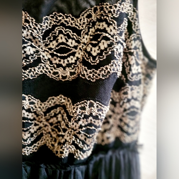 En creme black and gold mini unique dress. Size S - Picture 11 of 15